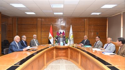 رئيس جامعة أسيوط يترأس اجتماع مركز تطوير التعليم