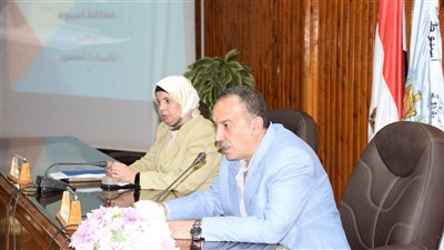 محافظ أسيوط يعقد اجتماعًا موسعًا مع رؤساء المراكز والقرى لدفع العمل بملفي التقنين والتصالح 