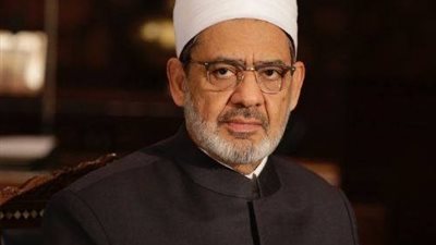 لحضور مراسم عزاء شقيقته.. وصول الدكتور أحمد الطيب شيخ الأزهر إلى ميناء الأقصر الجوي