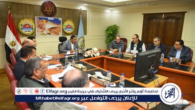 محافظ مطروح يستمع لشكاوى الأهالي خلال اللقاء الدوري