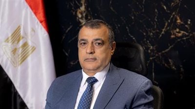 وزير الإنتاج الحربي يعزي شيخ الأزهر في وفاة شقيقته
