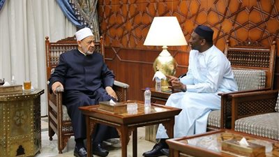 الأمين العام لمجمع الفقه الإسلامي الدولي يعزي شيخ الأزهر في وفاة شقيقته