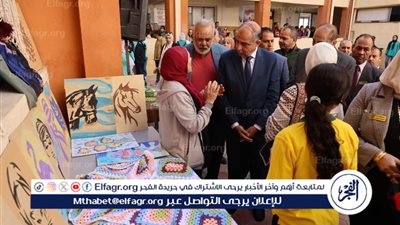 محافظ المنيا يتفقد مدرسة المنيا الرسمية للغات ويشاهد عروضًا فنية ضمن برنامج 