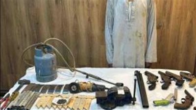ضبط عنصر إجرامي لقيامه بإدارة ورشة لتصنيع الأسلحة النارية والاتجار فيها ببني سويف 