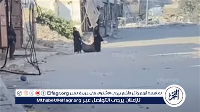 شاهد| امرأة تحاول نقل جثمان رجل استشهد جراء قصف إسرائيلي في بيت لاهيا