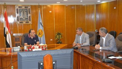 محافظ أسيوط يعقد اجتماعًا للتوسع في فتح منافذ بيع اللحوم البلدية وبيض المائدة بأسعار مخفضة