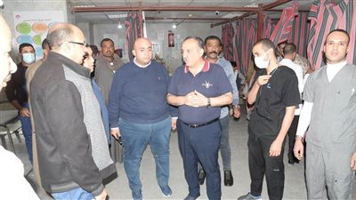 محافظ أسيوط يفاجئ مستشفى الغنايم المركزي ويقرر إثابة عدد من الأطباء وأطقم التمريض
