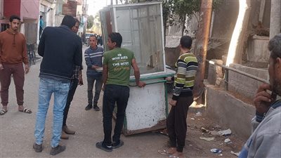 رفع الإشغالات والتعديات على حرم الطريق بمنطقة السادات فى أسيوط