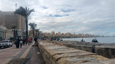 الإسكندرية تحتفي بجمال نوة المكنسة وأمطارها الغزيرة