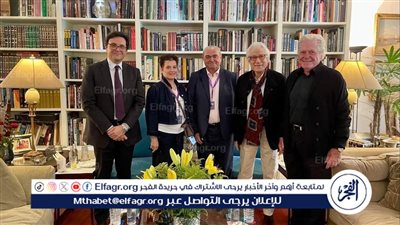 وزير الثقافة ورئيس مهرجان القاهرة السينمائي يزوران الفنان فاروق حسني 