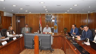 محافظ أسيوط يناقش معدلات تنفيذ مشروعات مبادرة حياة كريمة بالمراكز والقرى