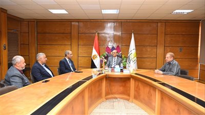  رئيس جامعة أسيوط يجامع مع وفد مديرية المالية بالمحافظة