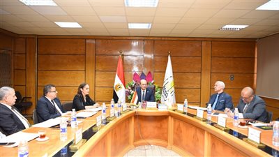 رئيس جامعة أسيوط يرأس اجتماع مجلس إدارة مركز دراسات وبحوث حقوق الإنسان