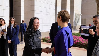 وزيرة التضامن تستقبل حرم رئيس كولومبيا وتصطحبها لتفقد معرض الأسر المنتجة