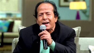 مصطفى كامل وأبو الليف وعصام كاريكا يقدمون واجب العزاء في عادل الفار