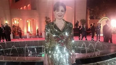 بالذهبي اللامع.. إلهام شاهين تخطف الأنظار في حفل ختام مهرجان القاهرة السينمائي