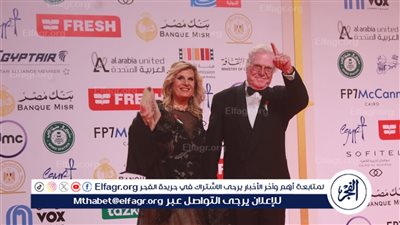 قبل انطلاقه بلحظات.. حسين فهمى وزوجته أول الحاضرين لختام مهرجان القاهرة السينمائى 