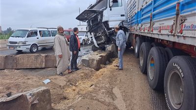 دخول سيارة نقل في البلدورات في الجزيرة الوسطى بكفر شكر