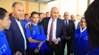وزير التعليم يزور مدرسة 