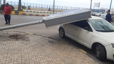 هشم سقفها..سقوط لوحة إعلانية على سيارة ملاكي بحي الجمرك 