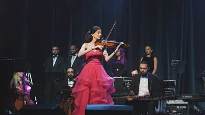 أوركسترا مزيكا تبهر الفرنسيين بأغنيات وردة وأسمهان وأم كلثوم