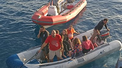 القوات البحرية تشارك فى إنقاذ عدد من الأفراد بنطاق البحر الأحمر