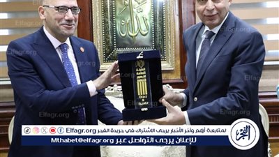 الثقافة تهدي درعها لمحافظ المنيا فى ختام مؤتمر أدباء مصر