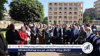 محافظ المنيا يتفقد مدرسة الثانوية بنات بملوي لمتابعة سير العملية التعليمية ويكرم مجموعة من الطالبات والمعلمين