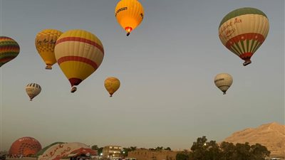 على متنها 1400 سائح.. 55 رحلة بالون طائر تزين سماء الأقصر