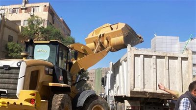  حملة مكبرة للوحدة المحلية بأسوان لإزالة البروز والتعديات للمحلات المخالفة