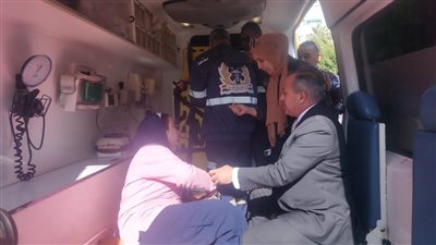 محافظ بورسعيد يتعرض لـ صعق كهربائي أثناء تفقده حريق مدرسة.. وإصابة حارسه