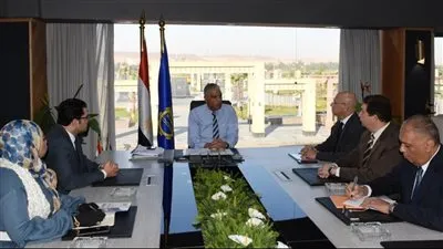 محافظ أسوان يستقبل وفد مجلس أمناء المستثمرين بالبنك الأهلي لتعزيز مشروع 