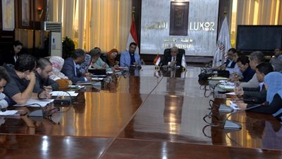 محافظ الاقصر يتابع الموقف التنفيذي لمنظومة التصالح