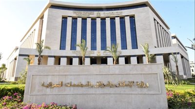 وزير الإسكان يتفقد أعمال الطرق والمرافق بالأراضي المضافة بالعبور الجديدة