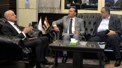 محافظ الأقصر يبحث مع مساعد وزير التنمية المحلية خطة المحافظة لتنمية الموارد الذاتية