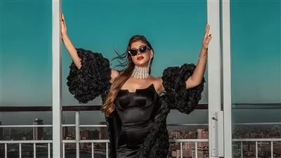 بالأسود.. ملك قورة تخطف الأنظار بإطلالة أنيقة في أحدث ظهور لها