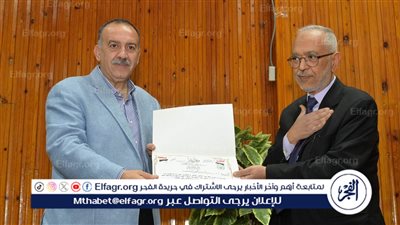 محافظ أسيوط يكرم مواطنًا تبرع بفيلا وفدان أرض لصالح المشروعات الخدمية بالمحافظة