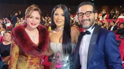 إلهام شاهين تهنئ منى زكي بتكريمها في مهرجان البحر الأحمر السينمائي