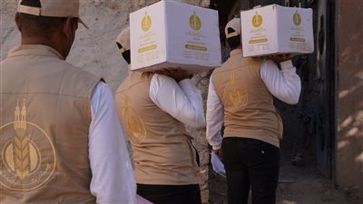 بيت الزكاة والصدقات يوزع بطاطين ومواد غذائية على المستحقين بمحافظة أسوان