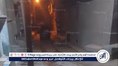 الأب ونجله المتهمين بقتل ابنه الأصغر بالفيوم يمثلان الجريمة بصحبة النيابة العامة والأدلة الجنائية