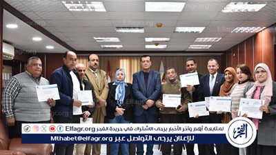 وكيل تعليم سوهاج يكرم المنتسبة لليونسكو على مستوى المحافظة