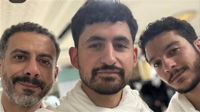 بالصور.. نور النبوي يؤدي مناسك العمرة مع أمير المصري ومحمد فراج