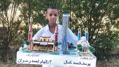 لمشاركته بماكيت مسجد وكنيسة العاصمة الإدارية..تكريم طالب بنجع حمادي لفوزه بمسابقة 