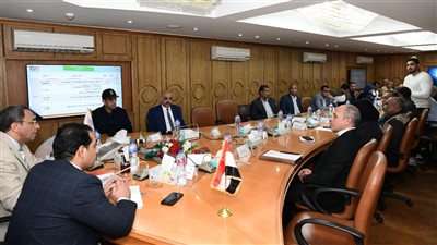 خلال اجتماع موسع.. محافظ قنا يتابع أعمال مشروعات البنية التحتية بالمناطق الصناعية