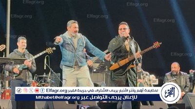 مصطفى قمر يستقبل ياسر جلال بالأحضان فى حفله