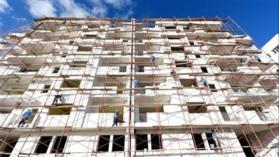 وزير الإسكان يتفقد اللمسات النهائية لأنظمة التشغيل بأبراج المنطقة الشاطئية.. ويتجول بـ 