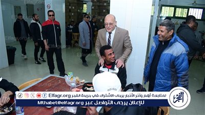 رئيس جامعة سوهاج يتناول الغذاء مع الطلاب
