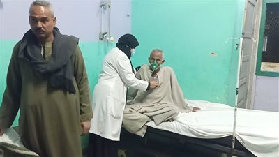 محافظ قنا يتفقد مصابي حادث حريق مستشفى الصدر ويشيد بسرعة التعامل مع الحادث