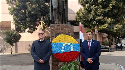 سفارة فنزويلا تحتفل بذكرى سيمون بوليفار في ميدانه بالقاهرة