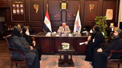 صور.. محافظ الأقصر يستقبل رهبان دير الأنبا متاؤوس الفاخورى بإسنا لبحث مشاكلهم